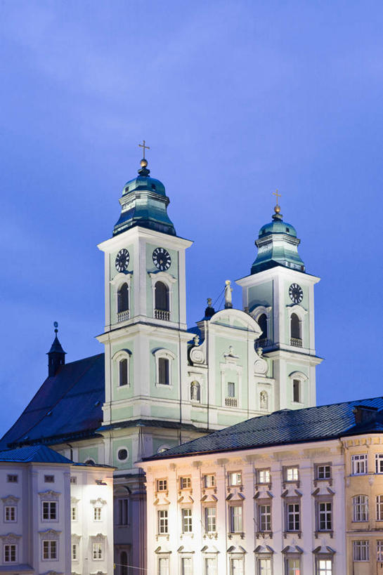 无人,教堂,竖图,室外,白天,仰视,旅游,度假,窗户,标志建筑,地标,建筑,奥地利,欧洲,一排,许多,整齐,建筑群,尖顶,灯光,娱乐,建设,玻璃窗,排列,蓝天,天空,天,享受,休闲,放松,宗教,基督教,队列,中欧,首府,奥地利共和国,林茨,林兹,上奥地利州,玩耍,彩图,低角度拍摄,大教堂,礼拜堂