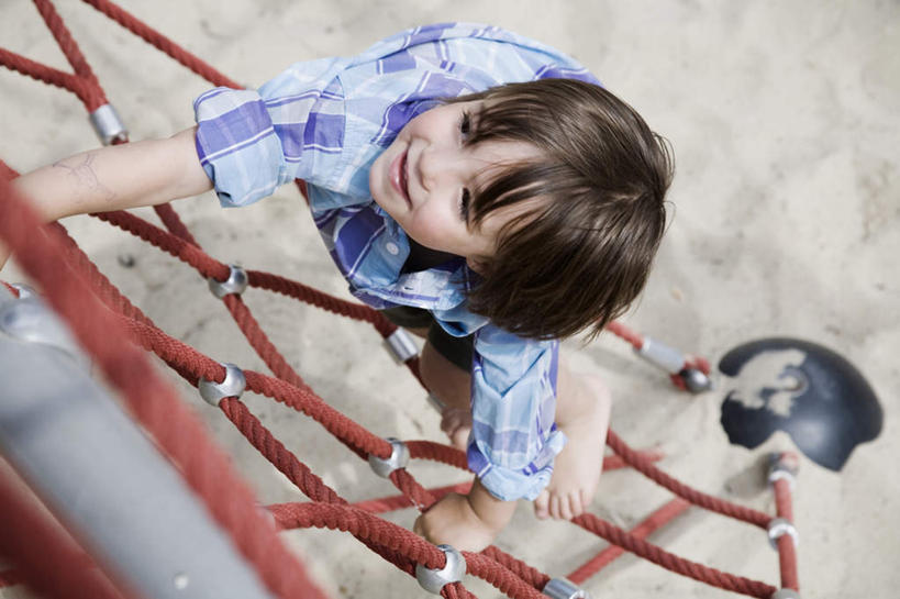 西方人,儿童,一个人,站,攀登,横图,俯视,室外,白天,纯洁,沙滩,游乐场,欧洲,欧洲人,仅一个男性,仅一个人,服装,朦胧,模糊,沙子,海岸,沙地,注视,休闲装,小孩,衣服,观察,看,站着,仅一个小孩,休闲,休闲服,爬,可爱,童年,童趣,服饰,观看,察看,攀登架,关注,童真,烂漫,无邪,嘉年华,天真,男孩,男人,男性,白种人,孩子,海滩,攀爬,半身,彩图,高角度拍摄,男生