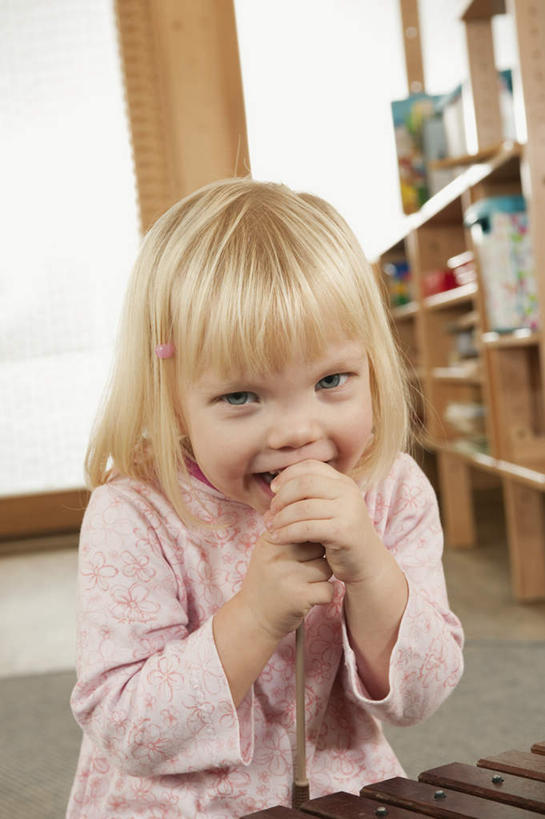 西方人,儿童,一个人,站,竖图,室内,白天,正面,纯洁,欧洲,欧洲人,仅一个女性,仅一个人,表演,服装,木制,墙,乐器,拿,拿着,注视,休闲装,墙壁,墙面,小孩,衣服,木制品,观察,看,站着,仅一个小孩,休闲,教室,休闲服,可爱,童年,童趣,幼儿园,服饰,观看,打击乐器,察看,木琴,关注,鼓槌,童真,烂漫,无邪,巴拉风,天真,女孩,女人,女性,白种人,孩子,半身,彩图,女生