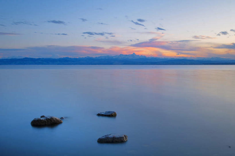 无人,横图,室外,白天,正面,旅游,度假,湖,湖泊,美景,日落,水,德国,欧洲,湖面,景观,水流,水面,晚霞,霞光,娱乐,蓝天,天空,自然,黄昏,湖水,天,享受,休闲,景色,彩霞,放松,西欧,自然风光,德意志联邦共和国,巴登.符腾堡,巴登.符腾堡州,巴符州,博登湖,岩石,夕阳,玩耍,彩图