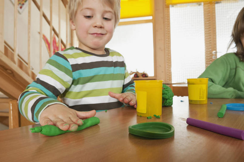 西方人,儿童,两个人,栏杆,坐,横图,室内,白天,正面,纯洁,窗户,桌子,欧洲,欧洲人,围栏,拿,拿着,书桌,护栏,玻璃窗,课桌,瓶子,教室,可爱,童年,童趣,幼儿园,童真,陶土,烂漫,无邪,天真,男孩,男人,男性,年轻男性,白种人,孩子,坐着,半身,彩图