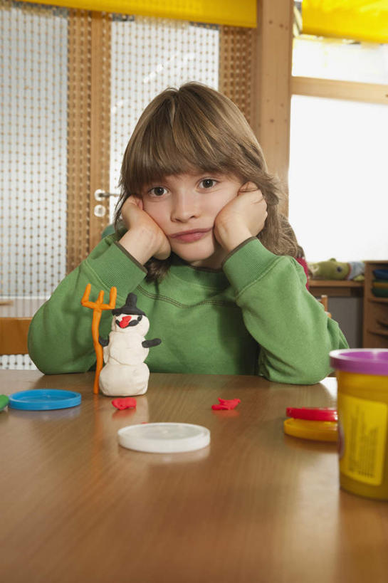 西方人,儿童,一个人,栏杆,坐,竖图,室内,白天,正面,纯洁,窗户,桌子,欧洲,欧洲人,仅一个男性,仅一个人,撑,服装,围栏,托腮,注视,休闲装,书桌,护栏,玻璃窗,小孩,衣服,课桌,瓶子,观察,看,托,仅一个小孩,休闲,教室,休闲服,可爱,童年,童趣,服饰,观看,察看,关注,托下巴,童真,陶土,烂漫,无邪,天真,男孩,男人,男性,白种人,孩子,坐着,半身,彩图,男生