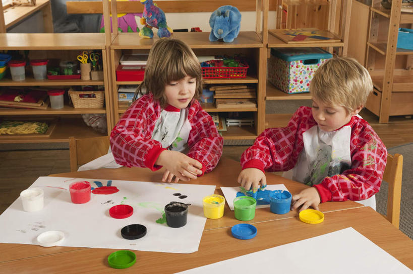 西方人,儿童,两个人,伙伴,朋友,坐,伸展双臂,横图,室内,白天,正面,抽象,绘画,友谊,纯洁,桌子,欧洲,欧洲人,服装,艺术,彩绘,图案,纸张,艺术品,古典,注视,休闲装,文化,书桌,衣服,课桌,工艺品,观察,看,品味,休闲,教室,概念,同学,休闲服,可爱,童年,童趣,幼儿园,服饰,观看,美术,察看,颜料盒,高雅,校友,关注,童真,烂漫,无邪,美学,同窗,学友,图文,天真,友情,男孩,男人,男性,白种人,孩子,敞开双臂,画画,伸开双臂,展开双肩,张开手臂,张开双臂,坐着,半身,彩图,涂鸦