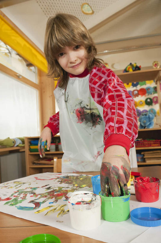 西方人,儿童,一个人,站,伸展双臂,竖图,室内,白天,抽象,仰视,绘画,纯洁,窗户,天花板,桌子,欧洲,欧洲人,仅一个男性,仅一个人,服装,艺术,彩绘,图案,围裙,墙,艺术品,古典,注视,休闲装,文化,书桌,玻璃窗,墙壁,墙面,小孩,衣服,课桌,工艺品,观察,看,品味,站着,仅一个小孩,休闲,教室,概念,休闲服,可爱,童年,童趣,幼儿园,服饰,观看,美术,察看,颜料盒,高雅,关注,童真,烂漫,无邪,美学,图文,天真,男孩,男人,男性,白种人,孩子,敞开双臂,画画,伸开双臂,展开双肩,张开手臂,张开双臂,半身,彩图,低角度拍摄,涂鸦,男生