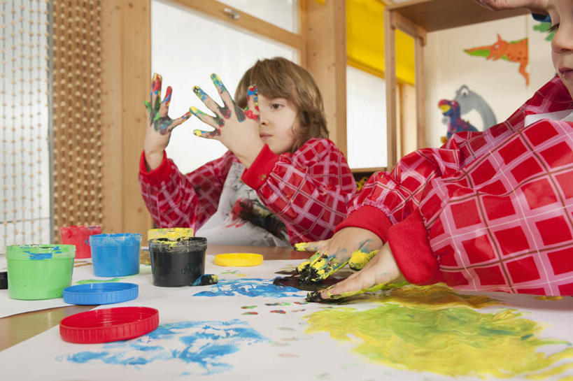 西方人,儿童,两个人,伙伴,朋友,坐,伸展双臂,横图,室内,白天,正面,抽象,绘画,友谊,纯洁,窗户,桌子,欧洲,欧洲人,服装,艺术,彩绘,图案,墙,纸张,艺术品,古典,注视,休闲装,文化,书桌,玻璃窗,墙壁,墙面,衣服,课桌,工艺品,观察,看,品味,休闲,教室,概念,同学,休闲服,可爱,童年,童趣,幼儿园,服饰,观看,美术,察看,颜料盒,高雅,张开五指,校友,关注,童真,烂漫,无邪,美学,同窗,学友,图文,天真,友情,男孩,男人,男性,白种人,孩子,敞开双臂,画画,伸开双臂,展开双肩,张开手臂,张开双臂,坐着,半身,彩图,涂鸦,五指张开