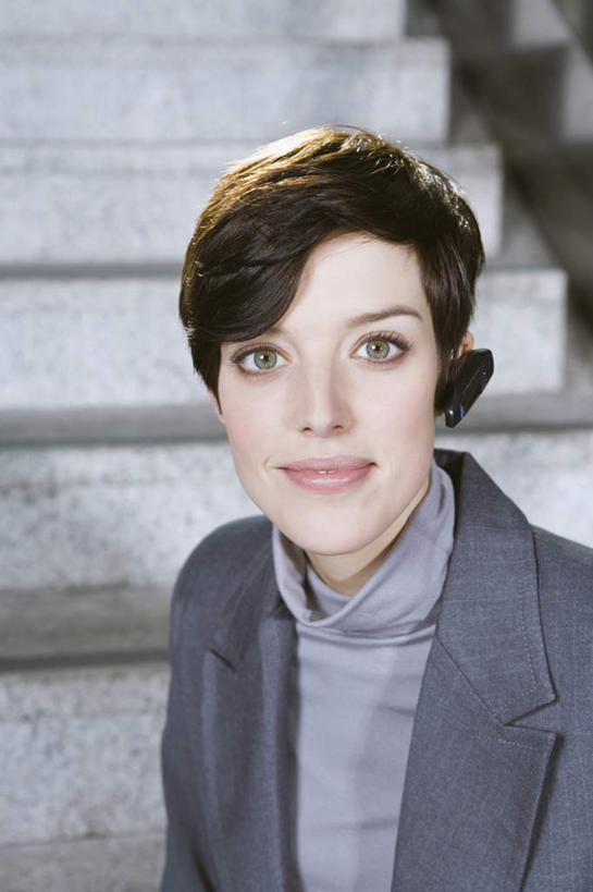 西方人,一个人,商务人士,商务女性,坐,笑,微笑,竖图,室外,白天,正面,楼梯,欧洲,欧洲人,仅一个年轻女性,仅一个女性,仅一个人,套装,阶梯,拿,拿着,注视,台阶,耳机,观察,看,观看,察看,关注,商务装,蓝牙耳机,工薪阶层,年轻女性,女人,女性,白种人,白领,上班族,坐着,半身,彩图