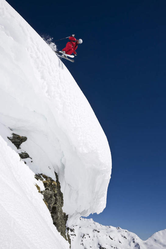 西方人,一个人,竖图,室外,白天,正面,仰视,锻炼,运动,山,山脉,雪,大雪,帽子,欧洲,欧洲人,仅一个男性,仅一个人,戴,滑雪,墨镜,头盔,眼镜,积雪,山峰,雪景,冬天,山峦,半空,仅一个年轻男性,蓝天,天空,太阳镜,太阳眼镜,群山,天,遮阳镜,腾空,滑雪板,滑雪杖,体育,男人,男性,年轻男性,白种人,彩图,低角度拍摄,全身,健身