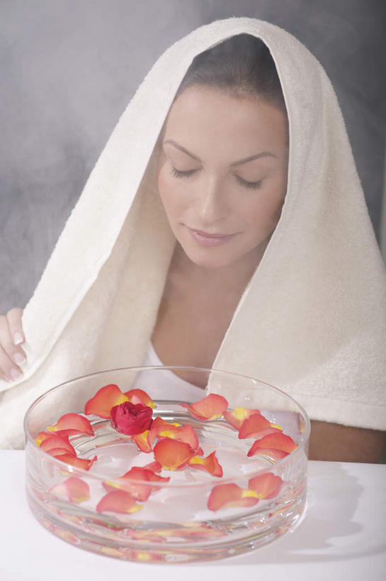 西方人,一个人,坐,闭眼,竖图,室内,白天,正面,浴袍,卫生间,浴室,玻璃,欧洲,欧洲人,仅一个年轻女性,仅一个女性,仅一个人,服装,纺织物,头巾,休闲装,玻璃制品,花瓣,衣服,容器,毛巾,碗,清洁,休闲,休闲服,SPA水疗,花瓣澡,温泉浴场,服饰,储藏,保暖,储存,透气,防水,储水,耐磨,吸水,年轻女性,女人,女性,白种人,淋浴房,矿泉疗养地,闭眼睛,闭着眼,闭着眼睛,坐着,半身,彩图,汤帷子,浴衣,水疗,冲凉房,沐浴间,沐浴室,贮存