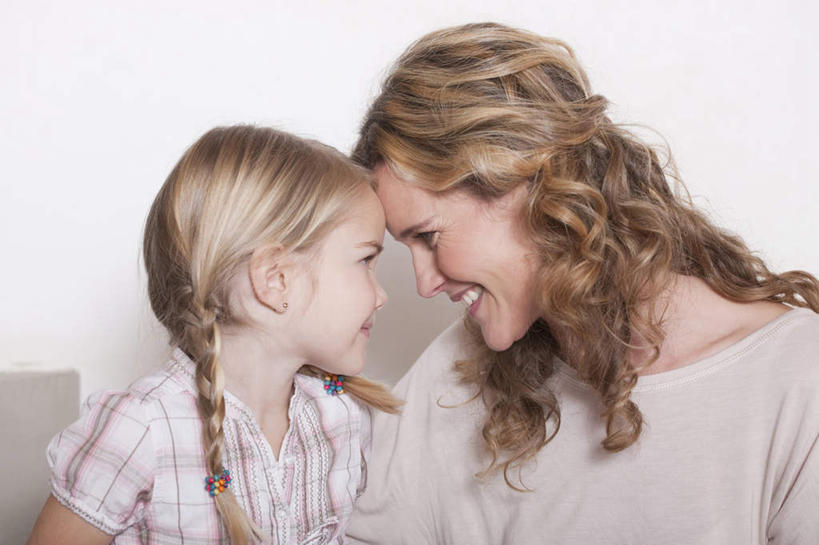 西方人,儿童,两个人,家庭,母亲,女儿,坐,抱,笑,吃,微笑,横图,室内,白天,白色背景,正面,纯洁,欧洲,欧洲人,服装,墙,注视,休闲装,墙壁,墙面,小孩,衣服,白色,观察,看,休闲,温暖,温馨,母女,一家人,休闲服,可爱,母爱,童年,童趣,摄影,服饰,影棚,抱着,观看,和睦,察看,搂着,关注,童真,烂漫,无邪,天真,年轻女性,女孩,女人,女性,白种人,孩子,年轻人,嚼,搂,搂抱,食,坐着,半身,彩图,影棚拍摄,拍摄,融洽,女生