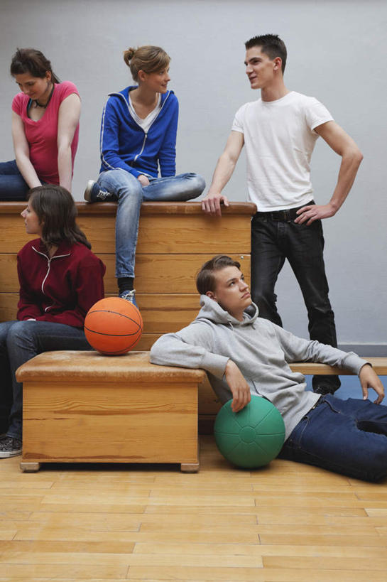 西方人,四个人,伙伴,朋友,健身房,坐,竖图,室内,白天,正面,运动服,锻炼,游戏,友谊,运动,篮球,地板,欧洲,欧洲人,撑,服装,墙,篮球装备,地面,玩,注视,娱乐,运动器械,手叉腰,木地板,墙壁,墙面,衣服,灰色,叉腰,观察,看,休闲,跳山羊,健身器械,服饰,观看,活动,察看,撑着,双手叉腰,衣着,穿着,发泄,关注,消遣,智力,跳板,健身器材,篮球运动,跳马,宣泄,跳背,衣饰,体育,友情,男人,男性,年轻男性,年轻女性,女人,女性,白种人,玩耍,嬉戏,坐着,半身,彩图,健身,健身馆,弓形助跳板,助跳板,运动器材,运动装