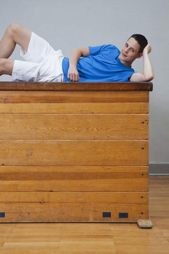 西方人,一个人,健身房,站,躺,竖图,室内,白天,侧面,运动服,锻炼,游戏,运动,地板,欧洲,欧洲人,仅一个男性,仅一个人,撑,服装,地面,玩,注视,娱乐,运动器械,木地板,仅一个年轻男性,衣服,观察,看,站着,休闲,跳山羊,健身器械,服饰,观看,活动,察看,撑着,衣着,穿着,发泄,关注,消遣,智力,跳板,健身器材,跳马,宣泄,跳背,衣饰,卧着,体育,男人,男性,年轻男性,白种人,躺着,玩耍,卧,嬉戏,站立,半身,彩图,健身,健身馆,弓形助跳板,助跳板,运动器材,运动装