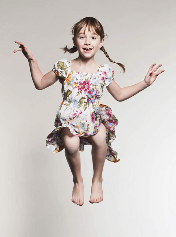 西方人,儿童,一个人,跳,举,笑,微笑,竖图,室内,白天,白色背景,正面,裙子,纯洁,欧洲,欧洲人,仅一个女性,仅一个人,连衣裙,半空,注视,光脚,小孩,观察,看,托,仅一个小孩,赤脚,可爱,腾空,童年,童趣,摄影,影棚,观看,察看,关注,童真,烂漫,无邪,天真,女孩,女人,女性,白种人,孩子,举起,举手,举着,跳跃,向上举,向上伸,向上托,彩图,全身,影棚拍摄,拍摄,女生