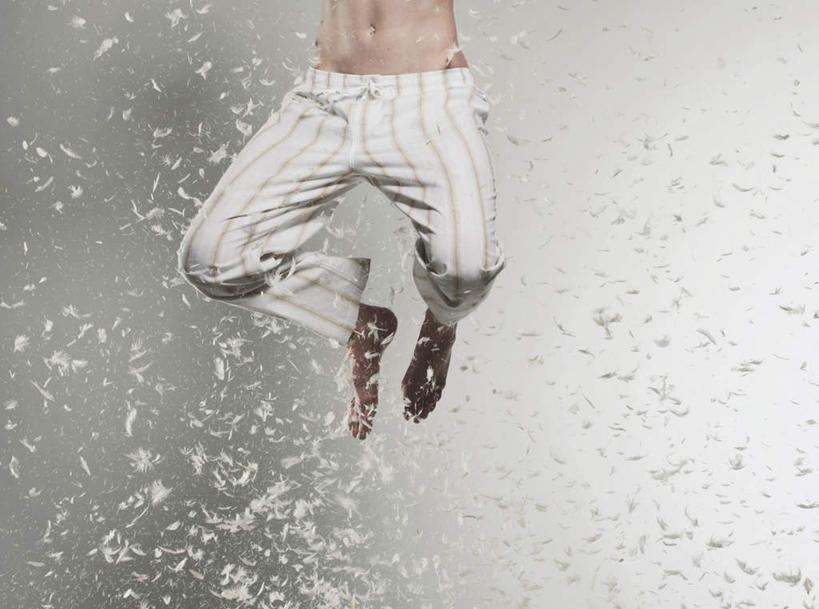 西方人,一个人,跳,横图,室内,白天,正面,欧洲,欧洲人,仅一个男性,仅一个人,阴影,灰色背景,睡裤,反射,影子,半空,光脚,裸露,仅一个年轻男性,赤脚,摄影,影棚,裸,男人,男性,年轻男性,白种人,跳跃,半身,彩图,影棚拍摄,拍摄