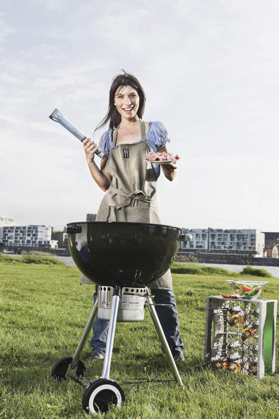 西方人,一个人,站,笑,微笑,露齿笑,竖图,室外,白天,正面,烧烤,餐具,欧洲,欧洲人,仅一个年轻女性,仅一个女性,仅一个人,服装,碟子,盘,肉,烤架,烤肉,拿,拿着,注视,休闲装,肉类,衣服,盘子,夹子,碟,观察,看,站着,休闲,休闲服,铁架,服饰,观看,察看,关注,肉食,食品夹,食物夹,面包夹,意粉夹,年轻女性,女人,女性,白种人,站立,彩图,全身