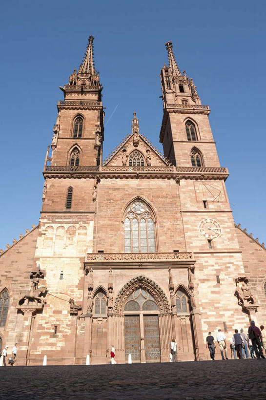 无人,教堂,竖图,室外,白天,仰视,旅游,度假,名胜古迹,标志建筑,地标,建筑,瑞士,欧洲,节日,遗迹,古迹,文化,文物,娱乐,建设,古建筑,蓝色,蓝天,天空,天,祈祷,享受,休闲,健康,旅游胜地,放松,许愿,宗教,信仰,晴朗,纪念,祈求,基督教,天主教,信念,古文明,中欧,万里无云,首府,巴塞尔,瑞士联邦,巴塞尔城市州,平安,晴空,晴空万里,彩图,低角度拍摄,大教堂,礼拜堂