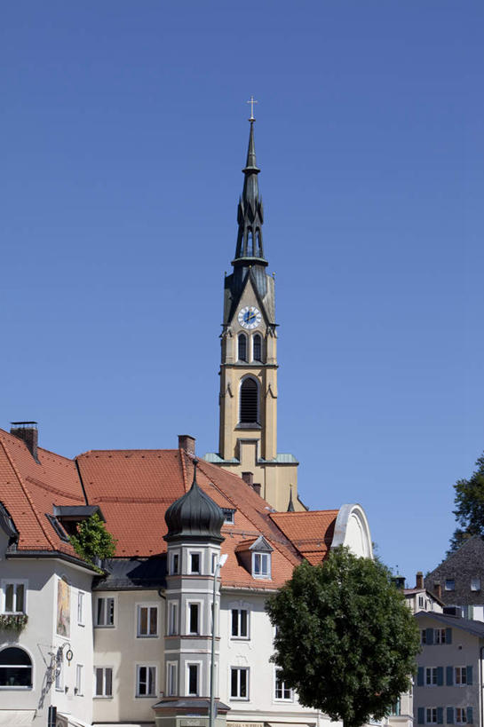 无人,教堂,竖图,室外,白天,仰视,旅游,度假,草地,草坪,名胜古迹,植物,标志建筑,地标,建筑,德国,欧洲,节日,遗迹,云,云朵,云彩,古迹,文化,文物,娱乐,建设,古建筑,草,树,树木,蓝色,绿色,白云,蓝天,天空,自然,天,祈祷,享受,休闲,健康,旅游胜地,放松,许愿,宗教,信仰,生长,晴朗,成长,纪念,祈求,基督教,西欧,天主教,信念,古文明,德意志联邦共和国,巴伐利亚,巴伐利亚州,拜恩州,拜恩自由州,巴特特尔茨.沃尔夫拉茨豪森县,平安,晴空,彩图,低角度拍摄,大教堂,礼拜堂