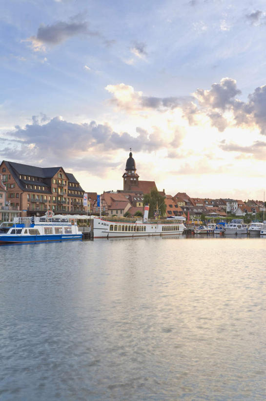 无人,家,竖图,室外,白天,正面,旅游,度假,河流,美景,水,植物,德国,欧洲,房屋,屋子,河水,景观,水流,云,云朵,公寓,云彩,娱乐,洋房,楼房,住宅,树,树木,蓝色,绿色,白云,蓝天,天空,自然,天,享受,休闲,景色,放松,生长,晴朗,成长,西欧,自然风光,德意志联邦共和国,梅克伦堡.前波美拉尼亚州,梅克伦堡.前波美拉尼亚,晴空,彩图,房子