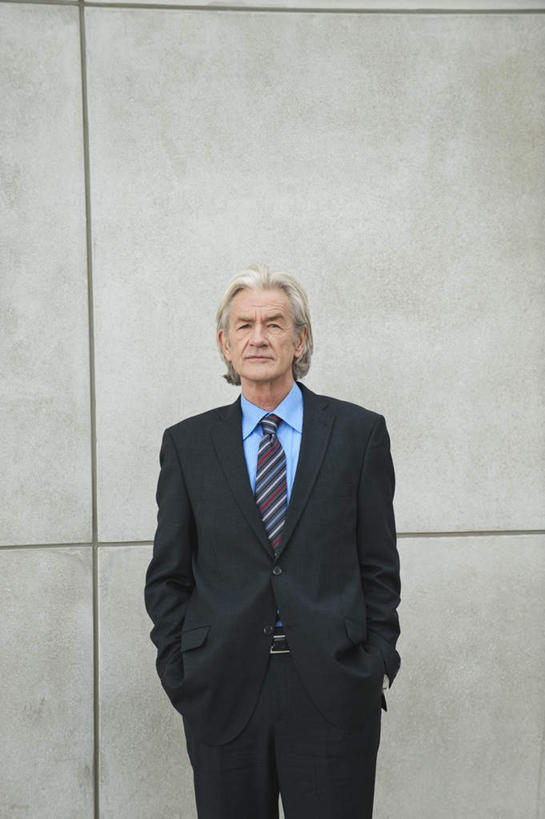 西方人,一个人,商务人士,商务男性,站,竖图,室外,白天,正面,衬衫,欧洲,欧洲人,仅一个男性,仅一个人,仅一个中年男性,套装,注视,观察,看,站着,观看,察看,双手插袋,关注,商务装,手插袋,工薪阶层,双手抄兜,双手放兜,男人,男性,中年男性,白种人,白领,上班族,插兜,两手抄兜,两手放兜,手插兜,手放口袋,站立,半身,彩图,衬衣,手抄兜