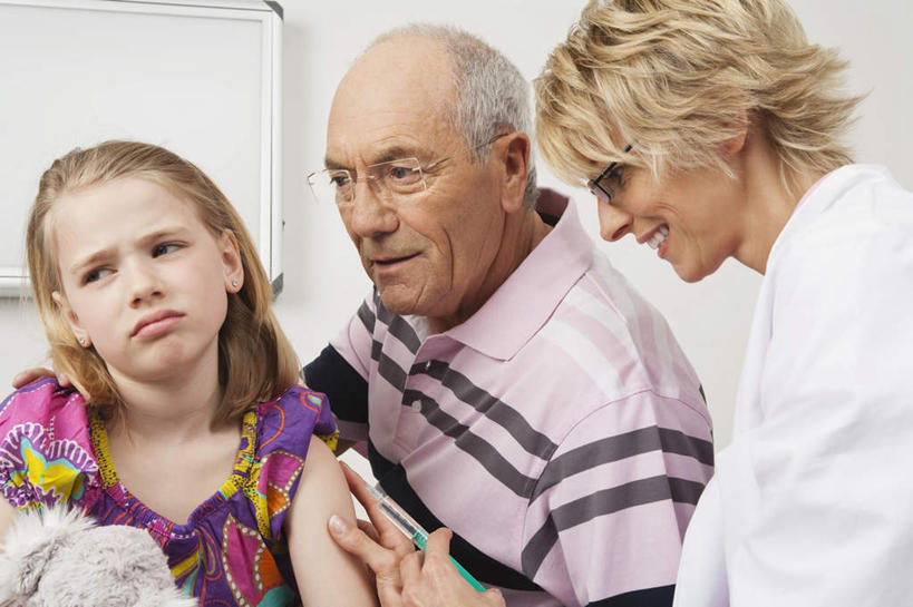 西方人,儿童,三个人,医生,病人,医院,坐,笑,摸,微笑,露齿笑,横图,室内,特写,白天,正面,欧洲,欧洲人,抚摸,花纹,条纹,服装,图案,注视,休闲装,小孩,衣服,黑板,观察,看,医护人员,医疗人员,休闲,休闲服,打针,教学,注射,服饰,观看,察看,白大褂,关注,痛苦,医疗机构,耐磨,教学黑板,老年男性,女孩,女人,女性,中年女性,白种人,大夫,患者,就医者,触摸,接触,坐着,半身,彩图,病院,诊所,女生