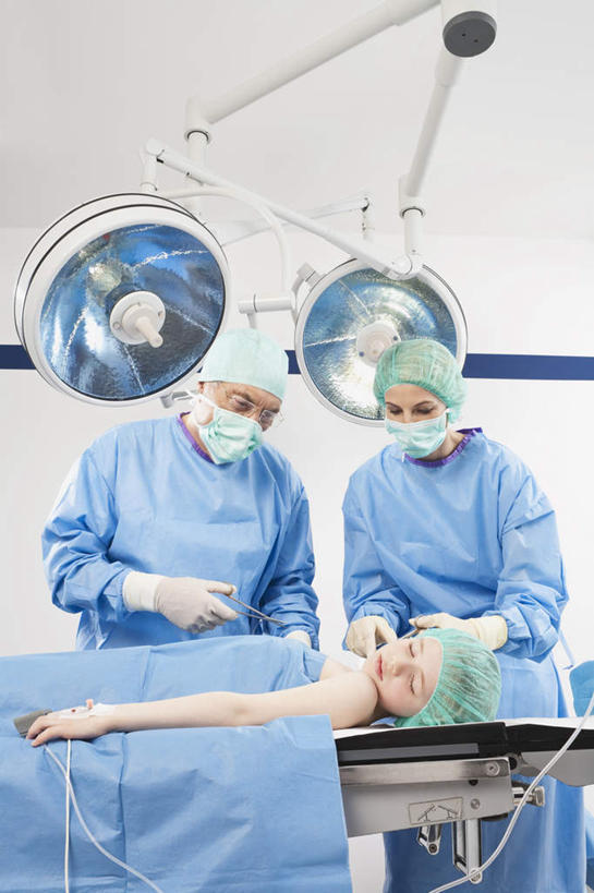 西方人,儿童,三个人,医生,病人,医院,站,躺,闭眼,竖图,室内,白天,正面,工作服,制服,帽子,照明,欧洲,欧洲人,戴,灯光,注视,灯,小孩,蓝色,口罩,手套,灯具,观察,看,站着,医护人员,医疗人员,观看,照亮,察看,手术,手术室,开刀,照明设备,关注,手术台,手术服,无影灯,医疗机构,工作制服,止血钳,女孩,女人,女性,中年男性,中年女性,白种人,大夫,患者,就医者,闭眼睛,闭着眼,闭着眼睛,躺着,站立,半身,彩图,工作套服,病院,诊所,女生