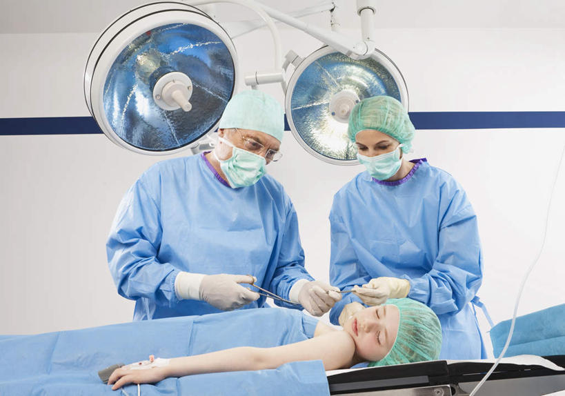 西方人,儿童,三个人,医生,病人,医院,站,躺,闭眼,横图,室内,白天,正面,工作服,制服,帽子,照明,欧洲,欧洲人,戴,灯光,注视,灯,小孩,蓝色,口罩,手套,灯具,观察,看,站着,医护人员,医疗人员,观看,照亮,察看,手术,手术室,开刀,照明设备,关注,手术台,手术服,无影灯,医疗机构,工作制服,止血钳,女孩,女人,女性,中年男性,中年女性,白种人,大夫,患者,就医者,闭眼睛,闭着眼,闭着眼睛,躺着,站立,半身,彩图,工作套服,病院,诊所,女生