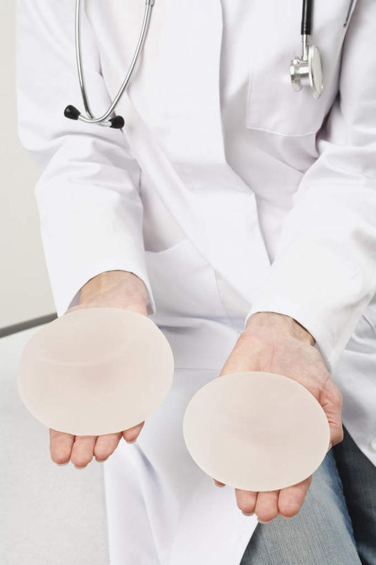 西方人,胸,一个人,医生,医院,捧,竖图,俯视,室内,特写,白天,欧洲,欧洲人,仅一个女性,仅一个人,听诊器,仅一个中年女性,医护人员,医疗人员,医疗设备,硅胶,白大褂,医疗器械,医疗工具,整容,整形,填充物,医疗机构,隆胸,检测工具,女人,女性,中年女性,白种人,胸部,大夫,捧着,手捧,半身,彩图,高角度拍摄,病院,诊所