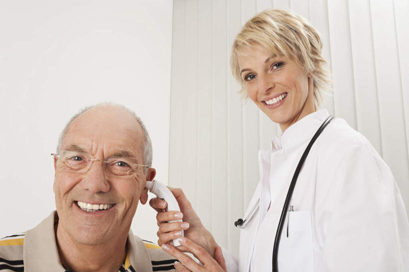 西方人,两个人,医生,病人,医院,站,坐,笑,微笑,露齿笑,横图,室内,特写,白天,正面,窗帘,欧洲,欧洲人,握,测量,拿,拿着,注视,体温计,观察,看,站着,医护人员,医疗人员,握着,观看,察看,体温,白大褂,关注,医疗机构,老年男性,男人,男性,年轻女性,女人,女性,白种人,大夫,患者,就医者,站立,坐着,半身,彩图,病院,诊所