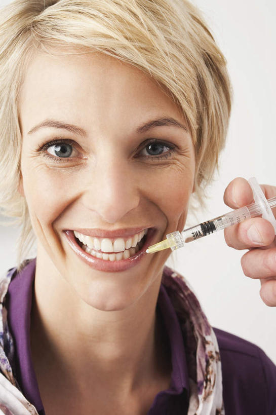 西方人,脸,头,脸颊,两个人,医生,病人,医院,推,笑,微笑,露齿笑,竖图,室内,特写,白天,正面,欧洲,欧洲人,握,拿,拿着,注视,观察,看,医护人员,医疗人员,打针,握着,注射,观看,察看,关注,病患,整容,整形,医疗机构,男人,男性,女人,女性,中年男性,中年女性,白种人,头部,脸部,脸蛋,面部,大夫,患者,就医者,半身,彩图,病院,诊所