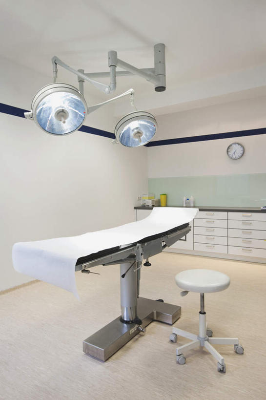 无人,医院,竖图,室内,白天,正面,地板,柜子,桌子,椅子,照明,时间,时钟,灯光,地面,木地板,灯,灯具,挂钟,表,照亮,手术,手术室,照明设备,手术台,无影灯,医疗机构,钟,彩图,病院,诊所