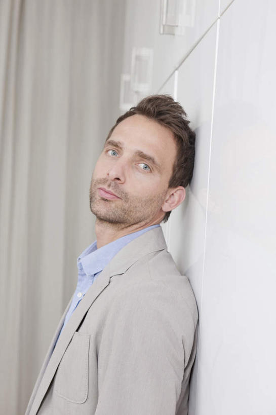 西方人,一个人,商务人士,商务男性,站,竖图,室内,白天,侧面,衬衫,窗帘,柜子,欧洲,欧洲人,仅一个男性,仅一个人,仅一个中年男性,套装,橱,注视,橱柜,衣橱,观察,看,靠,靠着,站着,观看,察看,关注,商务装,工薪阶层,更衣橱,男人,男性,中年男性,白种人,白领,上班族,站立,半身,彩图,衬衣