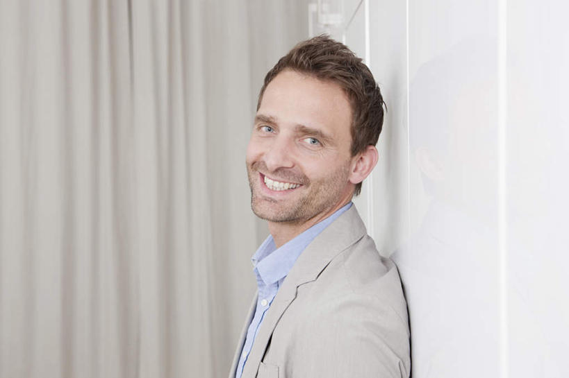 西方人,一个人,商务人士,商务男性,站,笑,微笑,露齿笑,横图,室内,白天,侧面,衬衫,窗帘,柜子,欧洲,欧洲人,仅一个男性,仅一个人,仅一个中年男性,套装,橱,注视,橱柜,衣橱,观察,看,靠,靠着,站着,观看,察看,关注,商务装,工薪阶层,更衣橱,男人,男性,中年男性,白种人,白领,上班族,站立,半身,彩图,衬衣