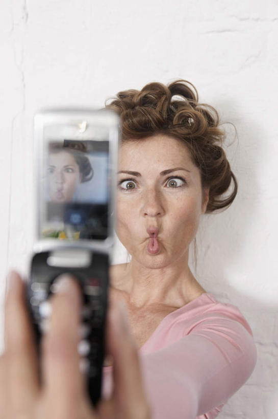 西方人,一个人,举,竖图,室内,白天,正面,手机,欧洲,欧洲人,仅一个女性,仅一个人,握,服装,朦胧,模糊,拿,拿着,注视,休闲装,拍照,衣服,粉色,嘟嘴,观察,看,托,仅一个中年女性,休闲,鬼脸,休闲服,握着,自拍,摄影,服饰,观看,卷发棒,卷发器,斗鸡眼,察看,关注,烫发器,女人,女性,中年女性,白种人,举起,举手,举着,向上举,向上伸,向上托,半身,彩图,照相