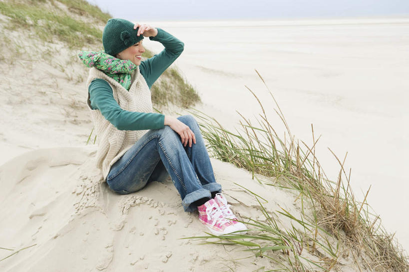 西方人,一个人,坐,笑,摸,微笑,露齿笑,横图,室外,白天,正面,草地,沙滩,植物,帽子,欧洲,欧洲人,仅一个年轻女性,仅一个女性,仅一个人,戴,抚摸,服装,沙子,海岸,沙地,注视,休闲装,草,衣服,绿色,蓝天,天空,围巾,天,观察,看,休闲,休闲服,望,服饰,观看,察看,关注,编织帽,年轻女性,女人,女性,白种人,海滩,屈膝,触摸,接触,坐着,彩图,全身