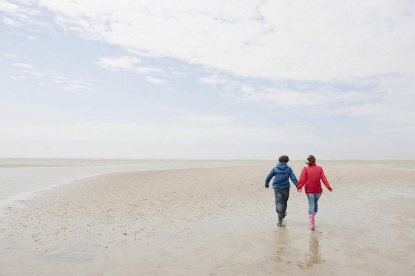 西方人,两个人,夫妻,走,握手,横图,室外,白天,爱情,沙滩,欧洲,欧洲人,服装,沙子,雨鞋,海岸,云,云朵,沙地,浪漫,云彩,休闲装,套鞋,穿,背面,衣服,红色,白云,蓝天,天空,天,休闲,休闲服,恩爱,恋人,服饰,男人,男性,年轻男性,年轻女性,女人,女性,白种人,情侣,海滩,步行,搀手,拉手,散步,手拉手,手握手,走路,彩图,全身,伴侣