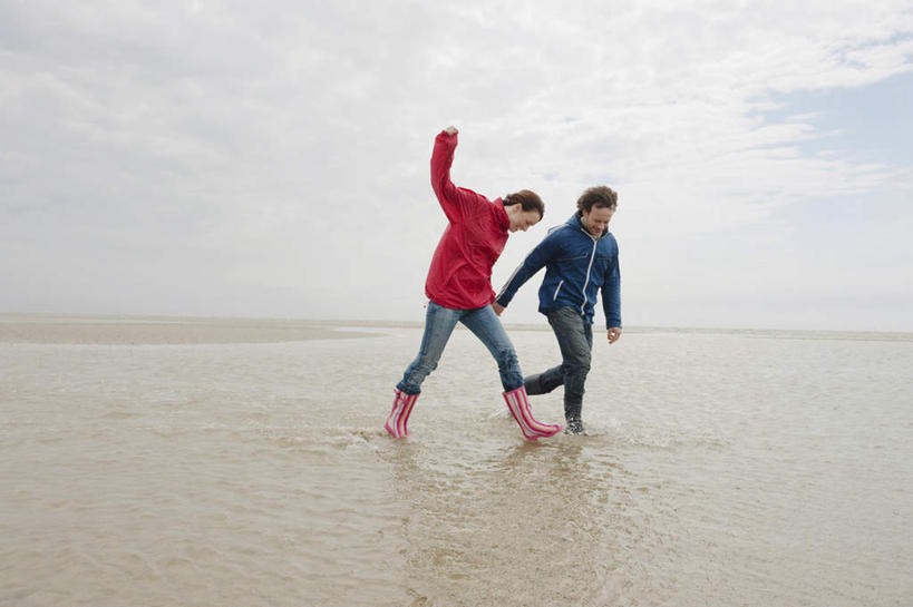 西方人,两个人,夫妻,走,握手,笑,微笑,露齿笑,横图,室外,白天,正面,爱情,沙滩,欧洲,欧洲人,服装,沙子,雨鞋,海岸,云,云朵,沙地,浪漫,云彩,注视,休闲装,套鞋,穿,衣服,红色,白云,蓝天,天空,天,观察,看,休闲,休闲服,恩爱,恋人,服饰,观看,察看,关注,男人,男性,年轻男性,年轻女性,女人,女性,白种人,情侣,海滩,步行,搀手,拉手,散步,手拉手,手握手,走路,彩图,全身,伴侣