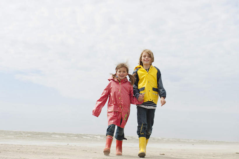 西方人,儿童,两个人,伙伴,朋友,走,握手,笑,微笑,露齿笑,横图,室外,白天,正面,友谊,纯洁,沙滩,欧洲,欧洲人,服装,沙子,雨鞋,海岸,沙地,注视,休闲装,套鞋,穿,小孩,衣服,黄色,红色,蓝天,天空,天,观察,看,休闲,休闲服,可爱,童年,童趣,服饰,观看,察看,关注,童真,烂漫,无邪,天真,友情,男孩,男人,男性,女孩,女人,女性,白种人,海滩,步行,搀手,拉手,散步,手拉手,手握手,走路,彩图,全身,男生,女生