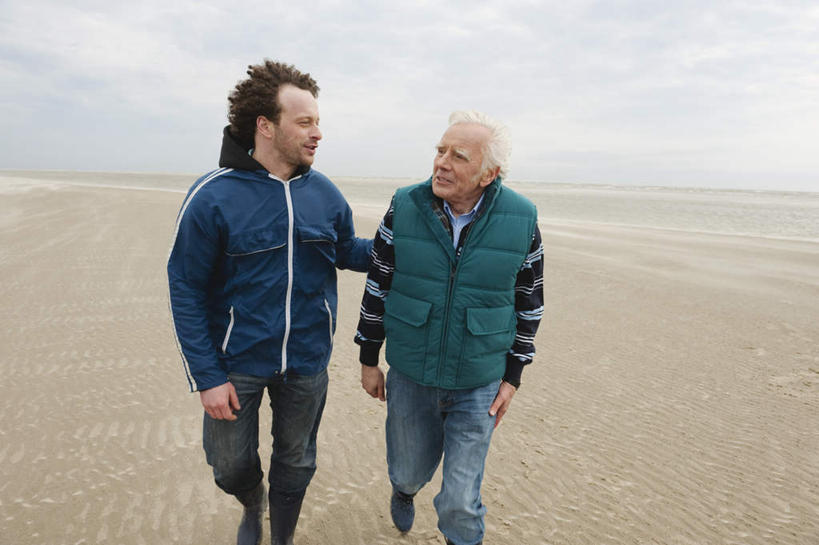 西方人,两个人,父亲,儿子,走,笑,摸,微笑,露齿笑,横图,室外,白天,正面,沙滩,欧洲,欧洲人,抚摸,服装,沙子,雨鞋,海岸,沙地,注视,休闲装,套鞋,穿,衣服,蓝天,天空,天,观察,看,休闲,父子,休闲服,父爱,服饰,观看,对视,察看,关注,老年男性,男人,男性,中年男性,白种人,海滩,步行,触摸,接触,散步,走路,半身,彩图