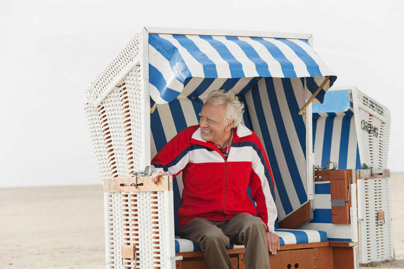 西方人,一个人,坐,笑,微笑,露齿笑,横图,室外,白天,正面,沙滩,椅子,欧洲,欧洲人,仅一个男性,仅一个人,条纹,服装,沙子,躺椅,海岸,沙地,折叠,移动,注视,休闲装,衣服,蓝色,白色,蓝天,天空,天,扶,观察,看,仅一个老年男性,休闲,休闲服,遮阳,服饰,观看,沙滩椅,察看,扶着,关注,老年男性,男人,男性,白种人,海滩,坐着,半身,彩图