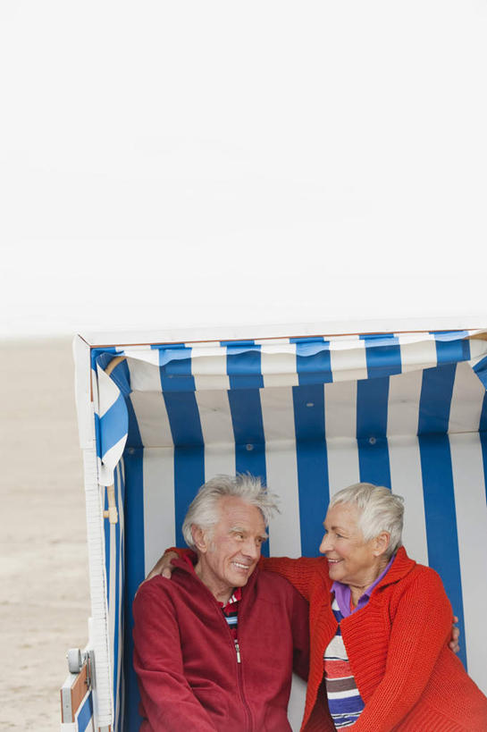 西方人,两个人,夫妻,坐,抱,笑,微笑,露齿笑,竖图,室外,白天,正面,爱情,沙滩,椅子,欧洲,欧洲人,条纹,服装,沙子,躺椅,海岸,沙地,折叠,浪漫,移动,注视,休闲装,衣服,蓝色,白色,蓝天,天空,天,观察,看,休闲,休闲服,遮阳,恩爱,恋人,服饰,抱着,观看,对视,沙滩椅,察看,搂着,关注,老年男性,老年女性,男人,男性,女人,女性,白种人,情侣,海滩,搂,搂抱,坐着,半身,彩图,伴侣