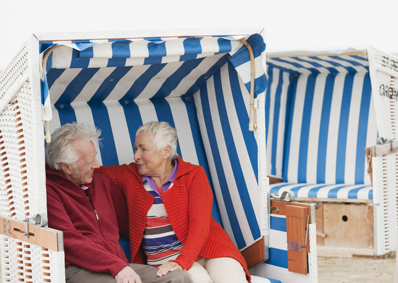 西方人,两个人,夫妻,坐,抱,笑,微笑,露齿笑,横图,室外,白天,正面,爱情,沙滩,椅子,欧洲,欧洲人,条纹,服装,沙子,躺椅,海岸,沙地,折叠,浪漫,移动,注视,休闲装,衣服,蓝色,白色,蓝天,天空,天,观察,看,休闲,休闲服,遮阳,恩爱,恋人,服饰,抱着,观看,对视,沙滩椅,察看,搂着,关注,老年男性,老年女性,男人,男性,女人,女性,白种人,情侣,海滩,搂,搂抱,坐着,半身,彩图,伴侣