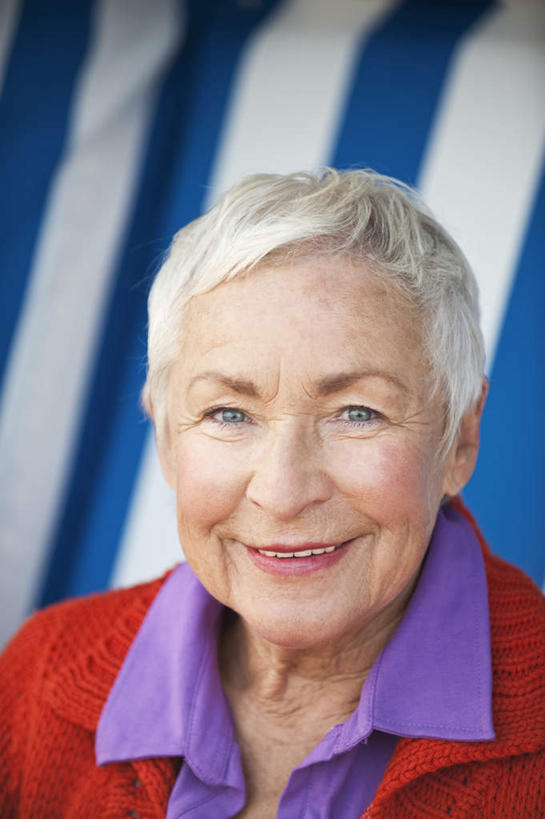 西方人,一个人,坐,笑,微笑,露齿笑,竖图,室外,特写,白天,正面,椅子,欧洲,欧洲人,仅一个女性,仅一个人,服装,朦胧,模糊,折叠,移动,注视,休闲装,衣服,红色,观察,看,休闲,休闲服,遮阳,服饰,仅一个老年女性,观看,察看,关注,老年女性,女人,女性,白种人,坐着,半身,彩图