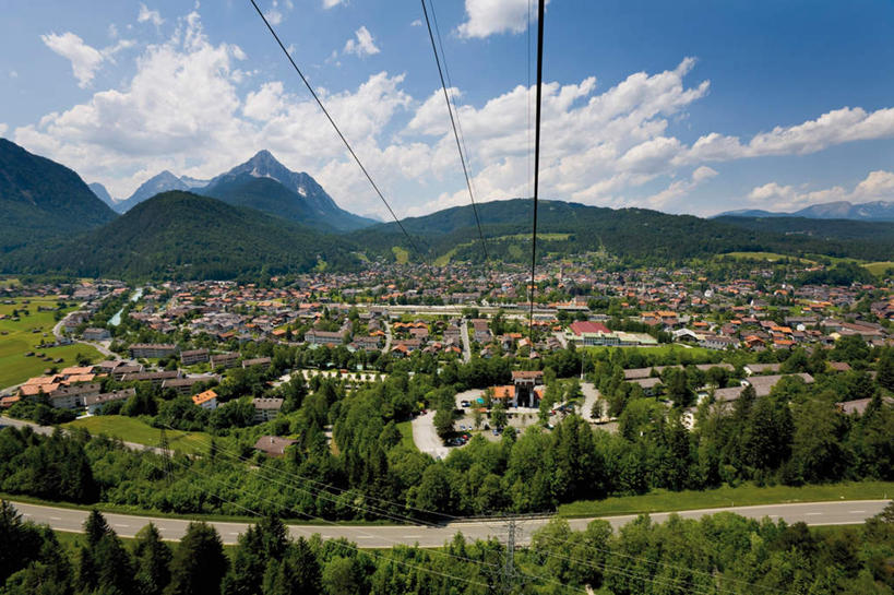 无人,家,横图,俯视,室外,白天,旅游,度假,草地,草坪,石头,美景,山,山脉,植物,德国,欧洲,阴影,光线,石子,影子,房屋,屋子,景观,山峰,云,云朵,山峦,云彩,娱乐,楼房,住宅,缆车,草,树,树木,蓝色,绿色,白云,蓝天,天空,阳光,自然,交通工具,群山,天,享受,休闲,景色,放松,生长,晴朗,成长,西欧,自然风光,索道,德意志联邦共和国,巴伐利亚,巴伐利亚州,拜恩州,拜恩自由州,缆索铁路,米滕瓦尔德,石块,岩石,晴空,彩图,高角度拍摄,房子