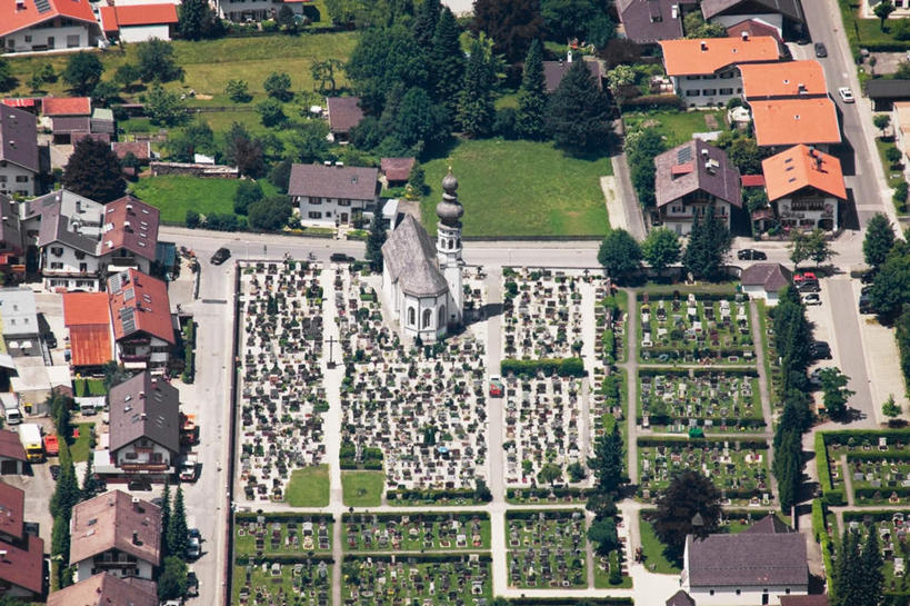 无人,家,教堂,横图,俯视,航拍,室外,白天,旅游,度假,草地,草坪,美景,植物,建筑,德国,欧洲,节日,瓦片,房屋,屋顶,屋子,景观,公寓,顶棚,瓦,文化,娱乐,洋房,楼房,住宅,草,树,树木,绿色,自然,祈祷,享受,休闲,健康,景色,放松,许愿,宗教,建造,信仰,生长,成长,纪念,祈求,基督教,西欧,鸟瞰,天主教,自然风光,信念,屋瓦,德意志联邦共和国,巴伐利亚,巴伐利亚州,拜恩州,拜恩自由州,米滕瓦尔德,平安,彩图,高角度拍摄,房子,大教堂,礼拜堂