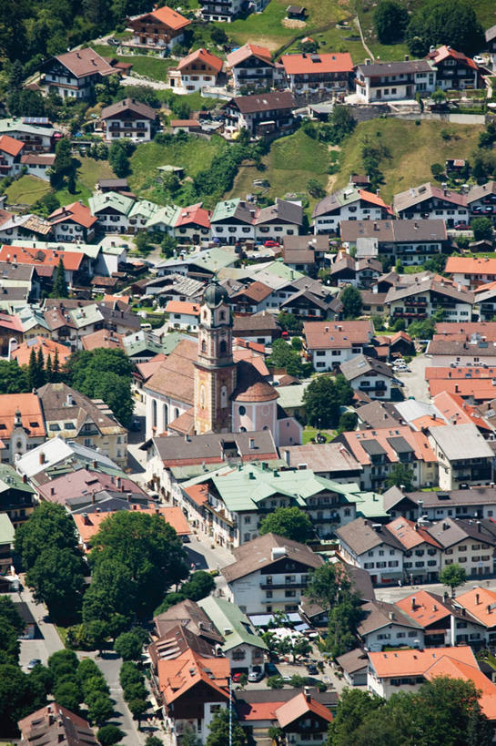 无人,家,竖图,俯视,航拍,室外,白天,度假,美景,植物,城市风光,城市,德国,欧洲,房屋,屋子,景观,娱乐,楼房,住宅,树,树木,绿色,自然,享受,休闲,景色,放松,生长,成长,西欧,鸟瞰,德意志联邦共和国,巴伐利亚,巴伐利亚州,拜恩州,拜恩自由州,米滕瓦尔德,彩图,高角度拍摄,房子