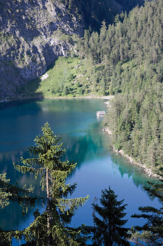 无人,竖图,俯视,室外,白天,旅游,度假,草地,草坪,湖,湖泊,石头,美景,山,山脉,水,植物,奥地利,欧洲,阴影,波纹,光线,石子,影子,湖面,景观,山峰,水流,水面,涟漪,山峦,娱乐,草,树,树木,绿色,倒影,水纹,阳光,自然,波浪,湖水,群山,享受,休闲,景色,放松,生长,成长,倒映,自然风光,中欧,水晕,奥地利共和国,蒂罗尔,蒂罗尔州,反照,石块,岩石,彩图,高角度拍摄