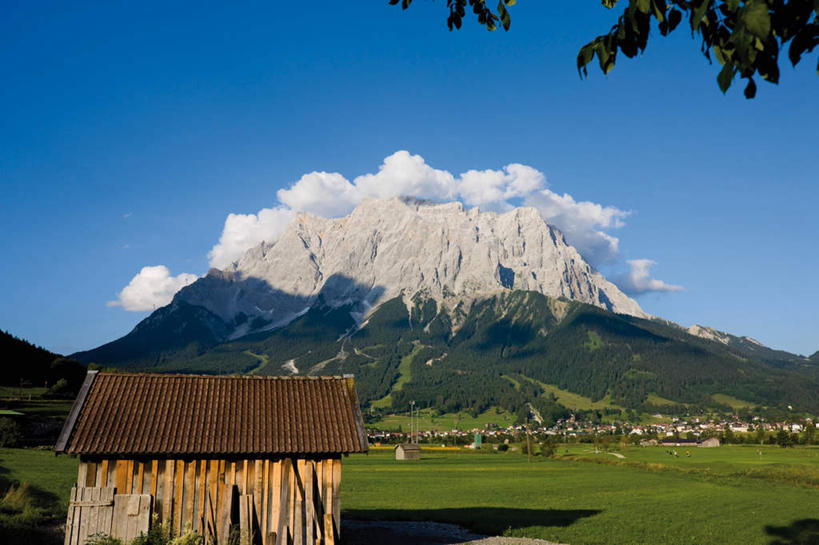 无人,家,木屋,横图,室外,白天,正面,旅游,度假,草地,草坪,石头,美景,山,山脉,植物,奥地利,欧洲,阴影,光线,石子,影子,景观,山峰,云,云朵,山峦,云彩,娱乐,住宅,草,树,树木,蓝色,绿色,白云,蓝天,天空,阳光,自然,群山,天,享受,休闲,景色,放松,生长,晴朗,成长,自然风光,中欧,奥地利共和国,蒂罗尔,蒂罗尔州,石块,岩石,晴空,彩图,茅舍,茅屋,棚屋,小木屋,小屋