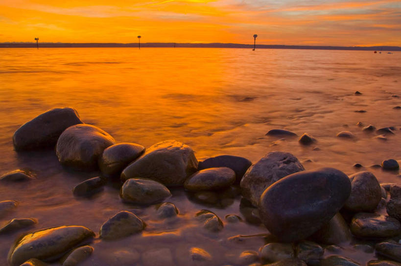 无人,横图,室外,白天,正面,旅游,度假,湖,湖泊,石头,美景,日落,水,德国,欧洲,波纹,石子,湖面,景观,水流,水面,水平线,晚霞,霞光,落日,辽阔,海平线,涟漪,娱乐,倒影,水纹,自然,黄昏,波浪,湖水,享受,休闲,广阔,景色,彩霞,放松,一望无际,淡水湖,倒映,西欧,自然风光,德意志联邦共和国,水晕,无边无际,一马平川,夕照,反照,博登湖,康斯坦茨湖,石块,岩石,夕阳,彩图,水天相接,水天一线,斜阳