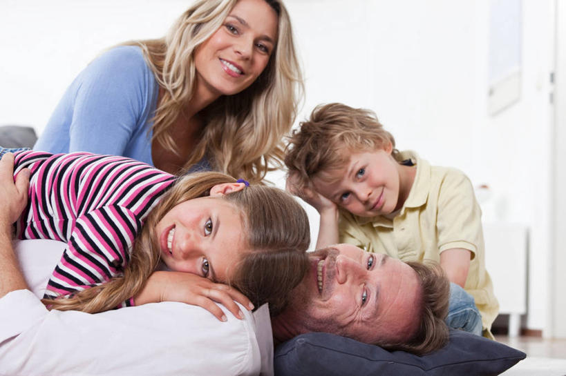 西方人,儿童,中年人,四个人,家庭,夫妻,母亲,父亲,女儿,儿子,客厅,坐,躺,笑,微笑,露齿笑,横图,室内,白天,正面,爱情,纯洁,沙发,欧洲,欧洲人,撑,服装,浪漫,扭头,注视,休闲装,小孩,衣服,观察,看,趴着,转头,休闲,温暖,温馨,父女,父子,母女,母子,一家人,休闲服,恩爱,父爱,可爱,母爱,童年,童趣,恋人,服饰,观看,和睦,察看,起居室,撑着,关注,布艺沙发,童真,烂漫,无邪,客堂,卧着,天真,男孩,男人,男性,女孩,女人,女性,中年男性,中年女性,白种人,孩子,夫妇,情侣,趴,躺着,卧,坐着,半身,彩图,伴侣,融洽,男生,女生