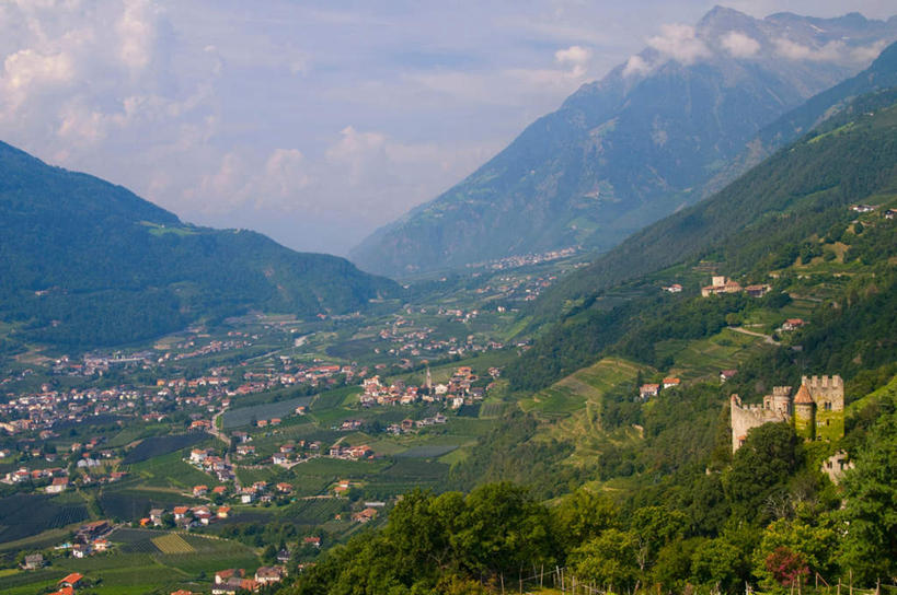 无人,家,横图,俯视,室外,白天,度假,草地,草坪,石头,美景,山,山脉,植物,城市风光,城市,意大利,欧洲,阴影,光线,石子,影子,房屋,屋子,景观,山峰,云,云朵,公寓,山峦,云彩,娱乐,洋房,楼房,住宅,草,树,树木,蓝色,绿色,白云,蓝天,天空,阳光,自然,群山,天,享受,休闲,景色,放松,生长,晴朗,成长,南欧,意大利共和国,南蒂罗尔,石块,岩石,晴空,彩图,高角度拍摄,房子