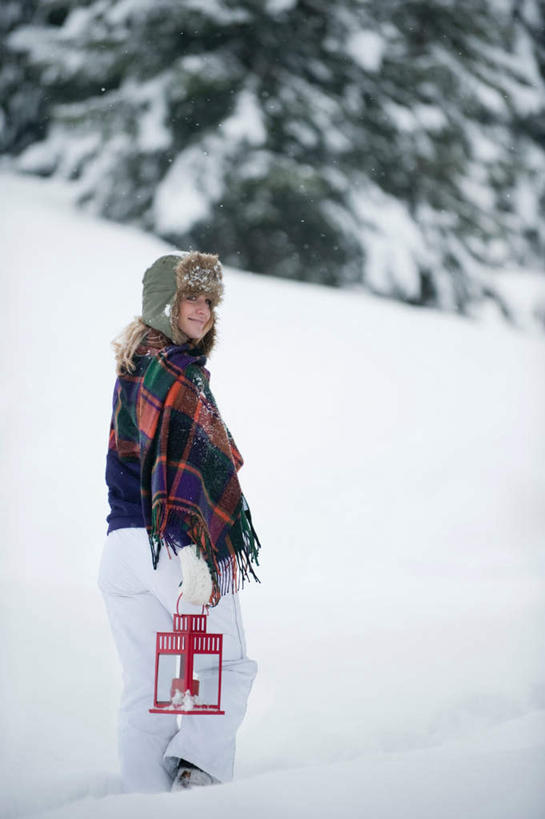 西方人,一个人,站,笑,微笑,露齿笑,竖图,室外,白天,侧面,雪,植物,大雪,帽子,欧洲,欧洲人,仅一个年轻女性,仅一个女性,仅一个人,服装,积雪,雪景,冬天,灯光,注视,休闲装,灯,树,树木,衣服,绿色,自然,观察,看,站着,休闲,休闲服,服饰,生长,成长,观看,察看,照明设备,关注,手电筒,手电,棉帽,年轻女性,女人,女性,白种人,站立,彩图,全身